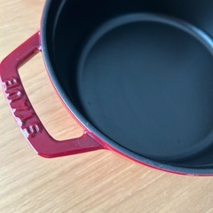 【未使用】STAUB 赤 ココット　ココットラウンドチェリー　両手鍋 18cmの画像