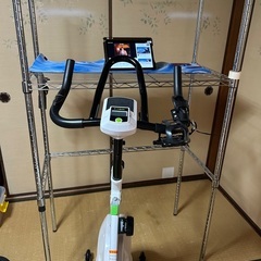 エアロバイク、タブレット、スチールラックの画像
