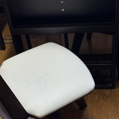 ダイニングテーブルと椅子4脚セット譲ります。の画像