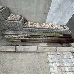 庭から抜いた枕木2本の画像