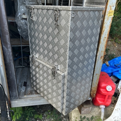 トレーラ、トラック、道具箱、UD.グランドプロのトレーラーで使ってました‼️シマ板アルミ製特注品の丈夫な作りです‼️軽トラでも使えます‼️きれいです‼️