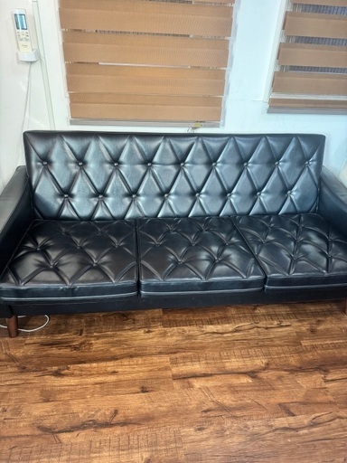 カリモク60 三人掛けロビーチェア。