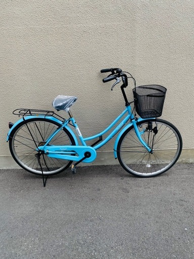 26インチのママチャリです。タイヤなどは新品に交換済み。防犯登録料込みの価格なので、買って以降、自転車や村に防犯登録をしな行くという手間がなく、そのまま乗れるので楽チンですよ
