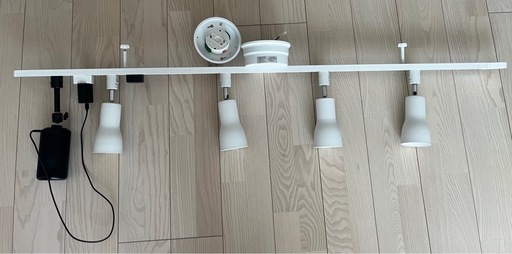 ダクトレール+スポットライト4つ+スマホ操作可能電球4つ+リモコン