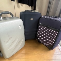 スーツケース5点と洋服タンス　の画像