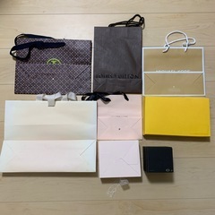 ブランドのショップ袋や箱の画像