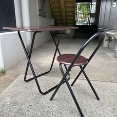 折りたたみ机と椅子セットの画像