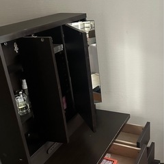 引き出しと鏡のセットの画像
