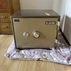 古いタイプの金庫ですが現役です◎鍵もあり☆の画像