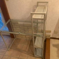 ガラス板を使用した金属製パソコン用テーブルの画像