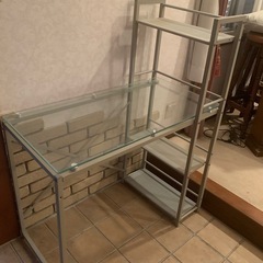 ガラス板を使用した金属製パソコン用テーブルの画像