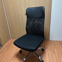 デスクテーブル2個と椅子の画像