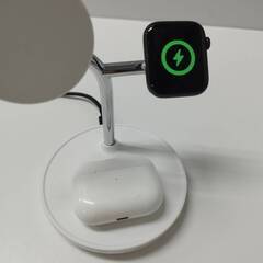 【良品】ELECOM W-MS04WH ワイヤレス充電器/3台同時充電/for Apple Watch,iPhone,AirPods seriesの画像