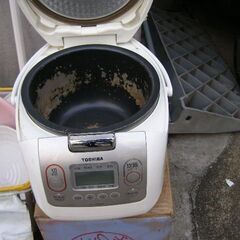 TOSℍIBA 電気炊飯器 使用時に焦げ付きをして汚れキズが有ります。神経質な方はご遠慮くださいの画像