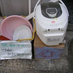 TOSℍIBA 電気炊飯器 使用時に焦げ付きをして汚れキズが有ります。神経質な方はご遠慮くださいの画像