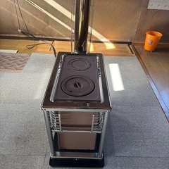家の真ん中に置くストーブ
の画像