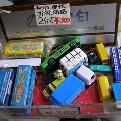ミニカー ２個で３００円です。そのたの雑貨品のおまけ有ります。 中古品でキズなどが有ります。見ていただき、ご希望の物を選んで下さい。の画像