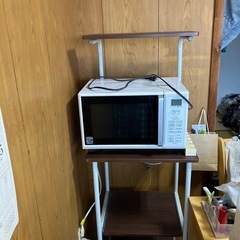 電子レンジと4段ラックの画像