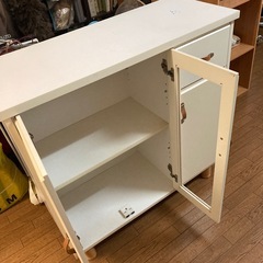 白い収納棚の画像