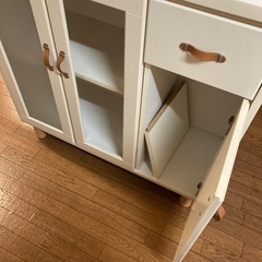 白い収納棚の画像