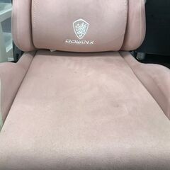 リサイクルショップどりーむ鹿大前店　No.3006　ゲーミングチェア　座椅子タイプ　回転式　ピンク　一部汚れ有の画像