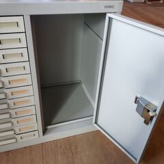 鍵付き NAIKI製 レトロ スチール棚 レターケース 書類ケース 事務用キャビネット 引出し収納　/TJ-2617 2Fの画像