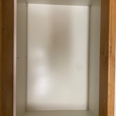 木製食器棚の画像