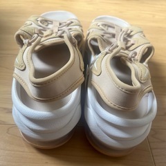 【新品】NIKEエアマックスココ ベージュ 25cmの画像