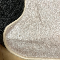 ベージュ　模様　ラグの画像