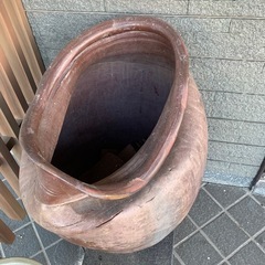 大きめの茶色い陶器製花器の画像
