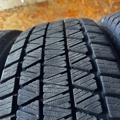 バリ山　BRIDGESTONE ブリヂストン　ブリジストン　DM-V3 225/60R18 スタッドレス　タイヤ　2022年〜2024年製　18インチの画像