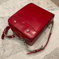 赤のランドセルの画像