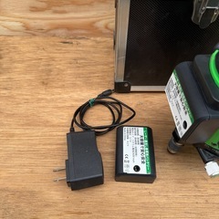 【別府市】グリーンレーザー 墨出し器 2バッテリー・充電器付き 動作良好の画像