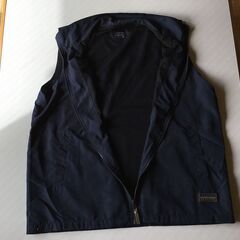 黒いジップアップナイロンベストの画像