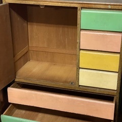 古いベビータンスの画像