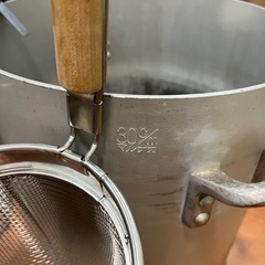 そば　湯切りザルと寸胴の画像