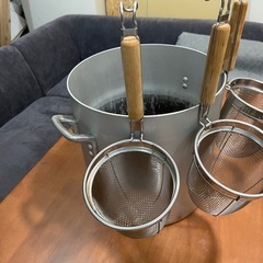 そば　湯切りザルと寸胴の画像
