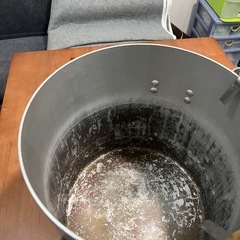 そば　湯切りザルと寸胴の画像