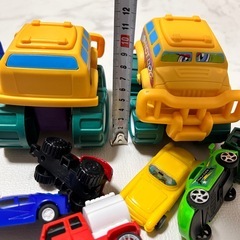 トイザらス車のおもちゃ2台　ミニカーまとめ売りの画像