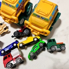 トイザらス車のおもちゃ2台　ミニカーまとめ売りの画像