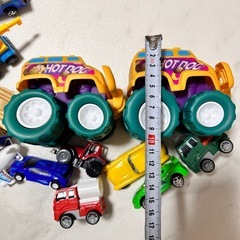 トイザらス車のおもちゃ2台　ミニカーまとめ売りの画像