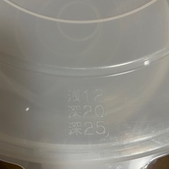 フタ付きの大型保存容器の画像