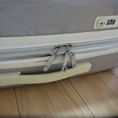 スーツケース　ベージュの画像