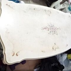 アンティーク風テーブルの画像