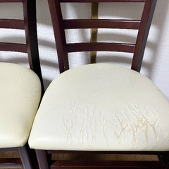ダイニングテーブルと椅子のセットの画像