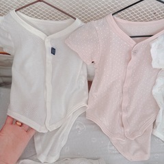 【美品】UNIQLO 西松屋コットンメッシュボディスーツ8枚セット保育園着　ベビー　赤ちゃんの画像