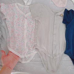 【美品】UNIQLO 西松屋コットンメッシュボディスーツ8枚セット保育園着　ベビー　赤ちゃんの画像