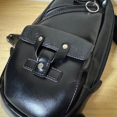 POLICE レザー調 ボディーバッグの画像