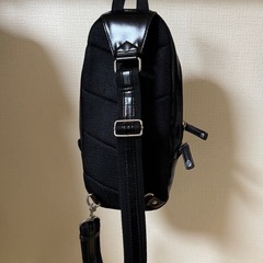 POLICE レザー調 ボディーバッグの画像