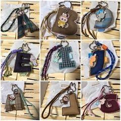 【ポップマート成田にて購入】ラブブ  アルファベット ペンダント キーホルダーの画像